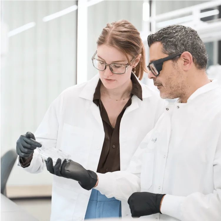 Labortechniker bei der Untersuchung von Proben
